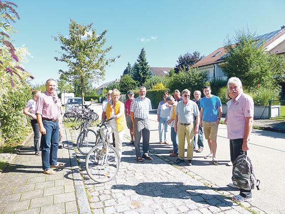 1. Bürgermeisterin Ursula Mayer, Gemeinderäten und Vorstandsmitgliedern im Gespräch mit den Anwohnern der Buchen- und Eichbaumstraße.	Foto: privat