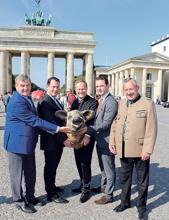 Ebersberger in Berlin: Ewald Schurer, Philipp Freiherr zu Guttenberg, Landrat Robert Niedergesäß, Dr. Andreas Lenz, MdB und Hans Riedl (v. li.).	Foto: Rathaus