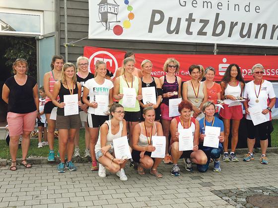 Voller Stolz präsentieren sich die Teilnehmerinnen des 11. Putzbrunner Herbstlaufes.	Foto: VA
