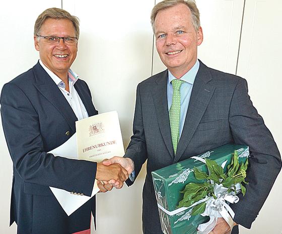 Bürgermeister Jan Neusiedl (r.) dankte Raimund Bader für seine 40-jährige Diensttreue.	Foto: Gemeinde