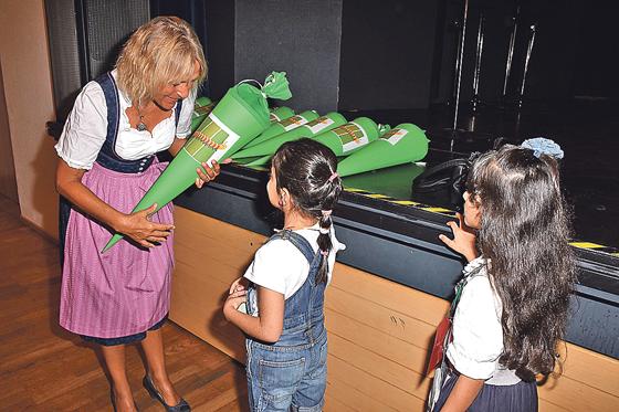 Bürgermeisterin Gabriele Müller überreicht den Kindern der Ü-Klasse Schultüten.	Foto: VA