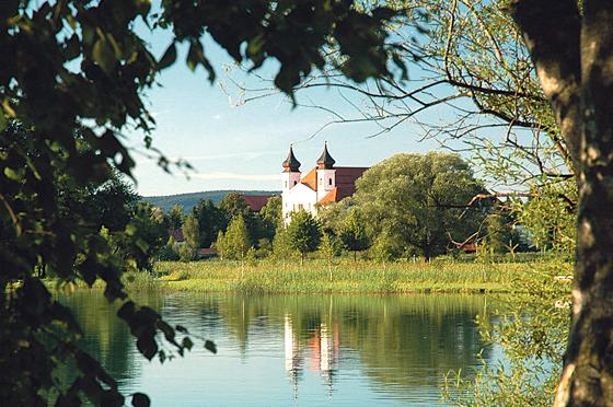 Im Kloster Schlehdorf kann man mit der vhs Taufkirchen Entspannungstechniken kennenlernen. 	F: VA