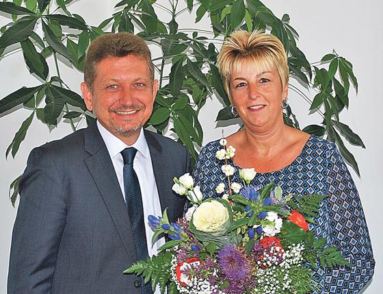 Bürgermeister Klaus Korneder gratuliert Angelika Scholz zu Ihrem 25jährigen Dienstjubiläum. 	F.: privat