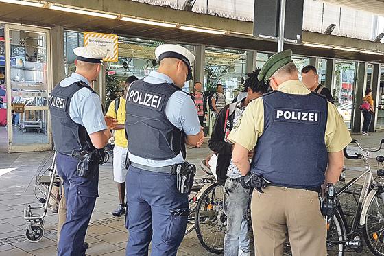 Die Beamten am Münchner Hauptbahnhof wurden Augenzeugen einer sinnbefreiten Tat.  	Foto: BP