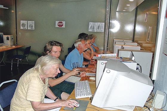Die Kurse im »Café Netzwerk« nehmen Senioren die Berührungsängste mit dem »www«.	Foto: KJR