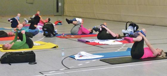 Ein beliebter Kursus des TSV ist »Pilates & Rückbildung mit Baby«.	Foto: VA