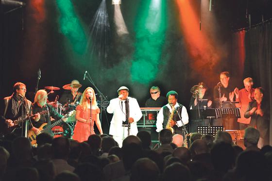 Die zehnköpfige Band »Simply Soul« spielt am 22. Oktober im Bürgerhaus Eching.	Foto: VA