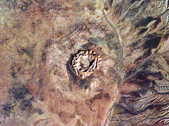 Der Gosses-Bluff-Krater im Herzen Australiens:  Hier hat vor etwa 142,5 Millionen Jahren ein Meteorit eingeschlagen.	Foto: Wikipedia/gemeinfrei