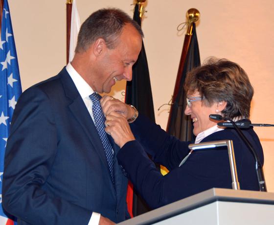 VDAC Präsidentin Sigrid Behnke-Dewath verleiht Friedrich Merz die Lucius D. Clay Medaille. 	Foto: V. Schüttenhelm