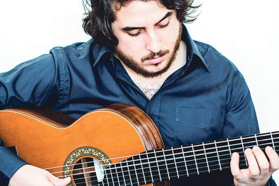 Mit Mitte 20 bereits sehr erfahren: Gitarrenvirtuose João Camarero aus Rio de Janeiro.	Foto: Gabi Lopes