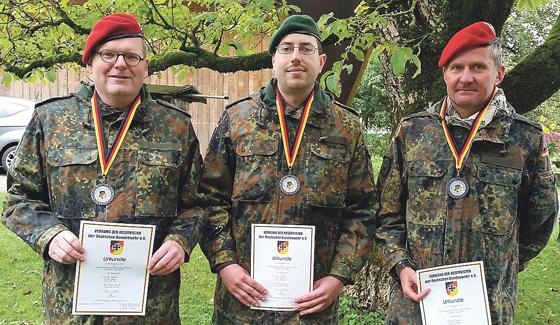 Wurden geehrt (v.l.): Oberstleutnant d.R. Thorsten Quendt, Stabsgefreiter d.R. Julian Schulz und Oberstleutnant d.R. Jens Stief.	Foto: VA