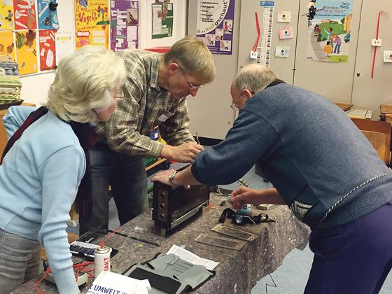 Beim Truderinger Repair Café haben die Reparatuere alle Hände voll zu tun.	 Foto: VA
