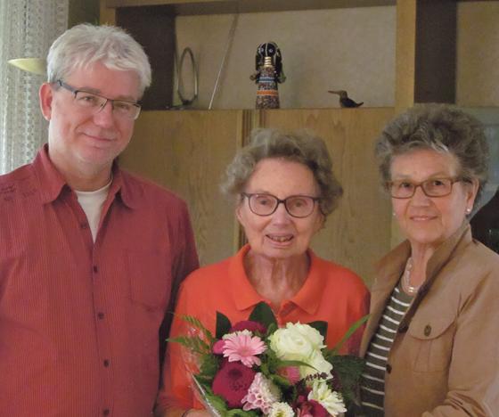 Rosemarie Sure (rechts), die den Tischdienst ebenfalls seit Eröffnung des Hauses organisiert, und Heimleiter Klaus Stierstorfer bedankten sich herzlich für den treuen Dienst und überreichten Ilse Michl (Mitte) einen Blumenstrauß.	Foto: privat