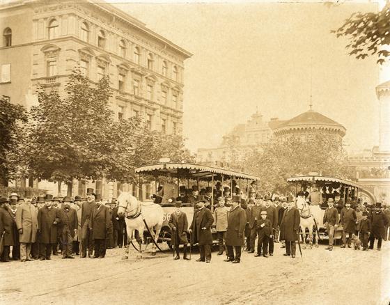 Das waren noch Zeiten: Zum Start der ersten Tram war ganz München auf den Beinen.  	Foto: MVG