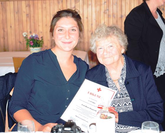 Rose Knoesch unterstützt den BRK bereits seit 69 Jahren. Zur Ehrung brachte sie ihre Enkelin Julia Einödshofer mit. 	F.: BRK