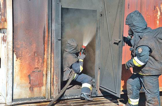 Zwei polnische Atemschutzgeräteträger beim Eindringen in den Brandraum.	Foto: Gerhard Bauer