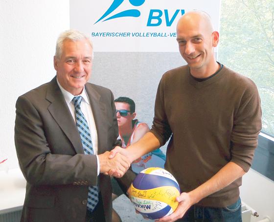 BVV-Präsident Klaus Drauschke begrüßt Tom Gailer zurück an seiner alten Wirkungsstätte. 	Foto: BVV