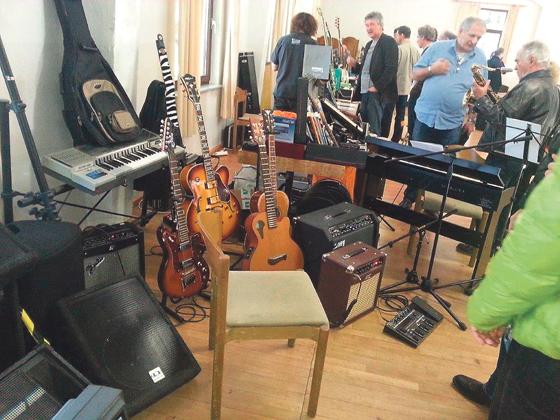 Beim Musikmarkt in der Halle K in Hohenbrunn-Wächterhof kann man Instrumente kaufen. 	Foto: VA