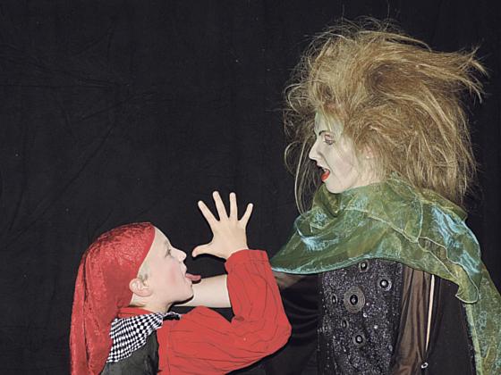 Der kleine Kasperl (Simon Seidl) und die Hexe Annegehr  (Sabrina McAboy). 	Foto: Kindertheater Markt Schwaben