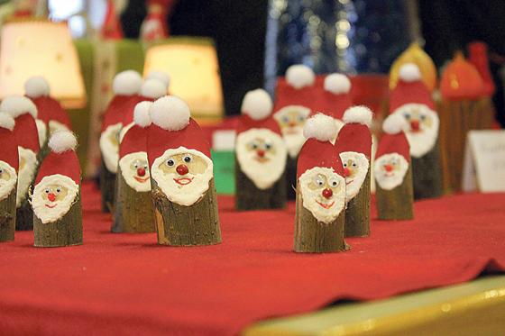 Im Pfarrheim St. Pius gibt es selbstgebastelte Weihnachtsdeko und vieles mehr zu erwerben.	Foto: VA