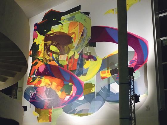 Ganze 65 Quadratmeter hat der Graffiti-Künstler in der Aula des Gymnasiums künstlerisch gestaltet. 	Foto: Schebelle