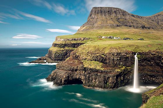 Berühmt für seine Steilküsten: Der Inselstaat Färöer im Nordatlantik.	Foto: VA