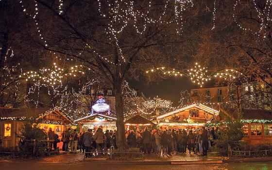 60 weihnachtlich geschmückte Holzhütten zieren den Weißenburger Platz. Der traditionelle Haidhauser Weihnachtsmarkt hat vom 24. November bis zum Heiligen Abend geöffnet.	Foto: Herbert Liebhart