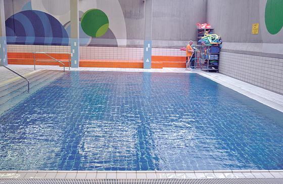Im Hohenbrunner Schwimmbad können auch Erwachsene das Schwimmen erlernen. 	Foto: VA