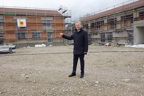 Bürgermeister Jan Neusiedl freut sich über den Baufortschritt beim Haus der Generationen, das auch den Familienstützpunkt beherbergen wird.	Foto: hw