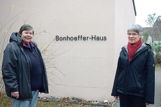 Die beiden Pfarrerinnen Christiane Ballhorn (l.) und  Elisabeth Hartenstein nehmen Abschied vom Unterhachinger Bonhoeffer-Haus.	Foto: hw