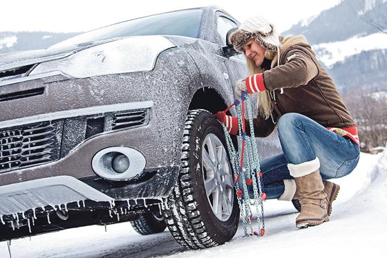 Um vorbereitet zu sein, sollten Autofahrer die Schneeketten-Montage bereits vor der Fahrt in die Berge üben.	Foto: ADAC	