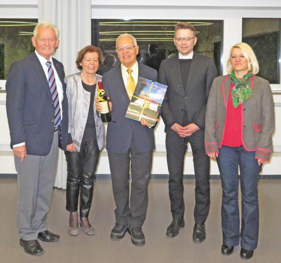 Von links: Peter Benthues, Frau Ulrike Schreiner, Dr.h.c. Helmut Schreiner, Pfarrer Ulrich Kampe und Bea Baumann, persl. Mitarbeiterin von Herrn Schreiner