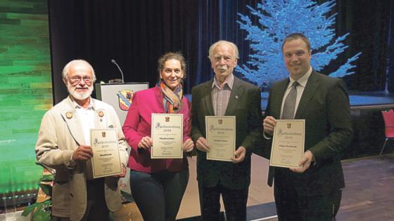 Ausgezeichnet wurden vier verdiente Ehrenamtliche (von links): Harald Focke, Claudia Leitner, Günther Zelzer und Holger Hochmuth. Foto: Gemeinde Ufg/bau