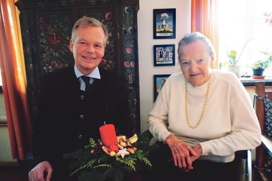Bürgermeister Jan Neusiedl gratuliert seiner alten Grundschullehrerin Johanna Fischer. Foto: VA