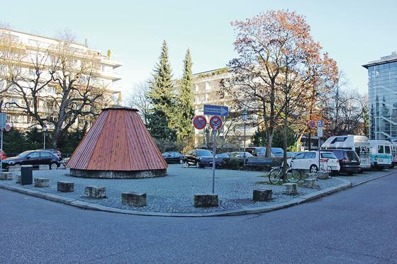 Der kleine Artur-Kutscher-Platz mit dem winterlich verhüllten Brunnen des Künstlers Lothar Dietz. 	Foto: P.H.