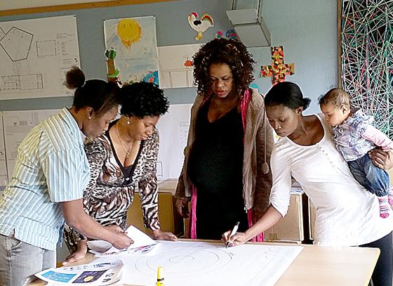 In Gruppenarbeit haben die nigerianischen Frauen ein Kulturdiagramm für ihr Heimatland erstellt, das einem Diagramm über deutsche kulturelle Werte gegenübergestellt wurde. 	Foto: privat