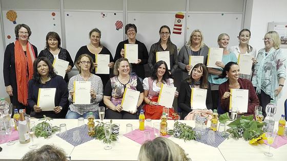 Die Absolventinnen der Ausbildung zur Kindertagespflegeperson zeigen stolz ihr Zeugnis.	 Foto: privat