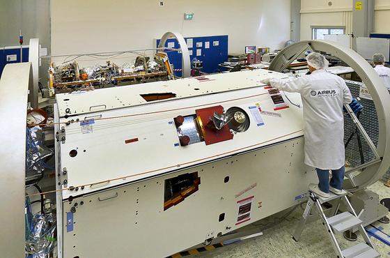 Der erste GRACE-FO-Forschungssatellit wird für den Transport nach Ottobrunn vorbereitet. Foto: Airbus DS  GmbH / A. Ruttloff