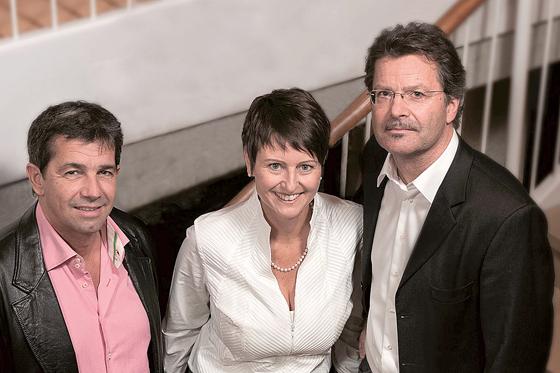 Thomas Fernkorn (Kassenwart, l.), Stefanie Nytsch (stellv. Vorsitzende) und Robert Seebauer (Vorsitzender) vom neu gewählten Vorstand des Gewerbeverbands.	Foto: GVO