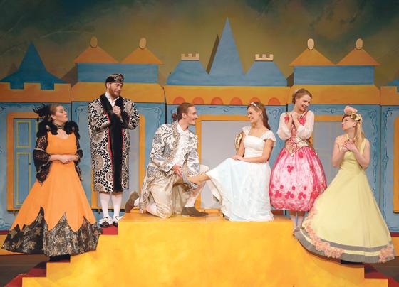 Das bekannte Märchen vom Aschenputtel kommt in Unterföhring als Musical für jung und alt auf die Bühne.	Foto: Theater Liberi