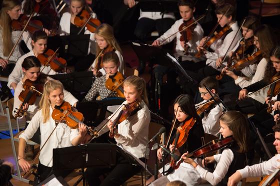 Über 200 junge Musiker des Gymnasiums Kirchseeon wirken beim Weihnachtskonzert mit. 	Foto: VA
