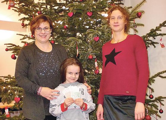 Nicole Beckmann (li.), Daniele Molle (re.) und die kleine Carina Beckmann mit den gespendeten 500 Euro. 	Foto: oha