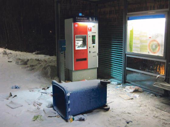 Vermutlich schlugen die Täter mit der Mülltonne das Display des Fahrkartenautomaten am S-Bahn-Haltepunkt Heimstetten ein. Die Ermittlungen laufen.	Foto: Bundespolizei