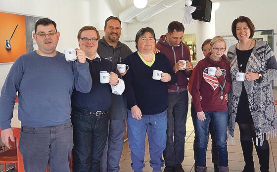 Das Team für die Kaffee-Rösterei mit dem künftigen Röster (3. v. r. ) Stefan Mancassola und der Fundraisingbeauftragten der Lebenshilfewerkstatt GmbH, Andrea Stauber (r.). 	Foto: hw
