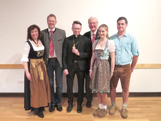 Foto: von links Christine Hutterer, Christian Kuchlbauer, Pfarrer Ulrich Kampe, Georg Kalmer und das noch amtierende  Kurfürstenpaar Nina I (Bauer) und Nico I.(König).