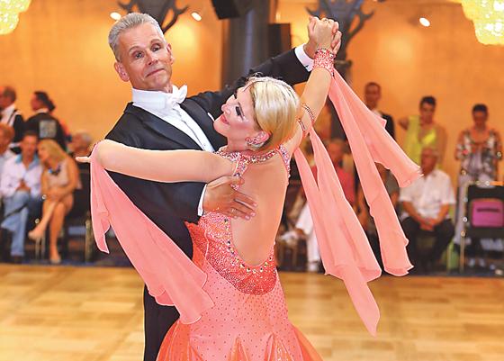 Tanzen auch um den Renate-Sobisch-Gedächtnis-Wanderpokal mit: Michael und Inge Pfitzner. 	Foto: VA