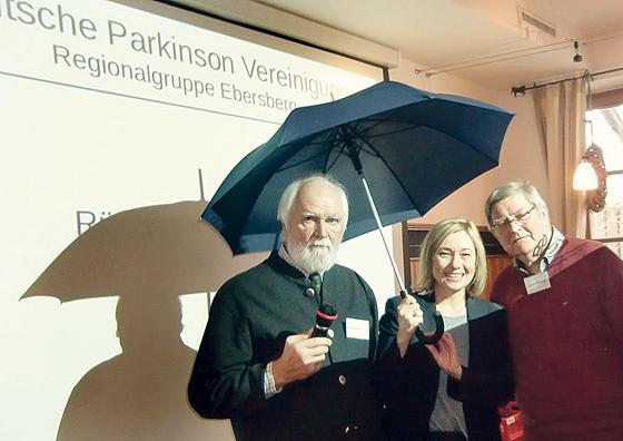 »Schirmherrrin« Doris Rauscher (mitte) mit Klaus-Dieter Encz (links) und Harald Brunner (rechts). 	Foto: Selbsthilfegruppe