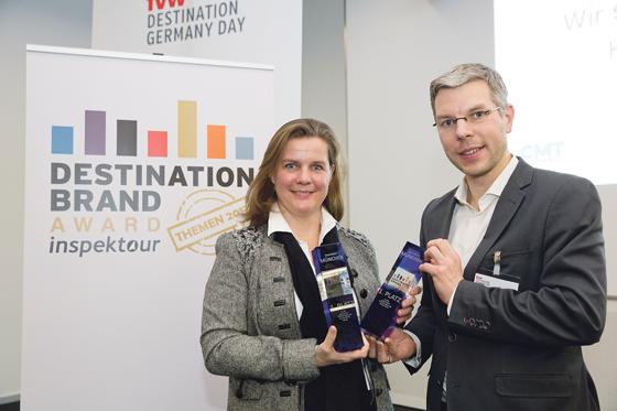 Geraldine Knudson nimmt beide Auszeichnungen für das Münchner Tourismusamt aus den Händen von Ralf Trimborn (»inspektour«) entgegen.	Foto: ©Uli Regenscheit	