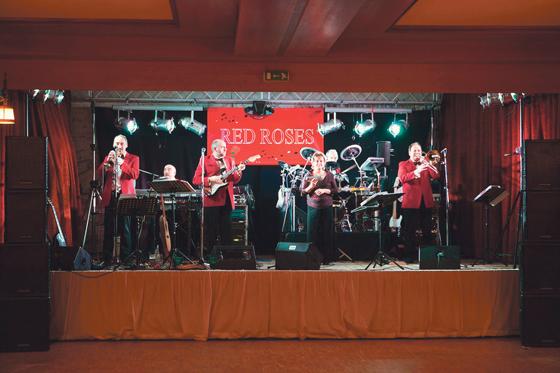 Bringen Oldies, Schlager und aktuelle Hits auf die Bühne: die Band »Red Roses«. 	Foto: VA