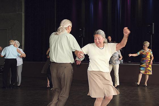 Der Tanztee ist seit mehr als zehn Jahren eine feste Einrichtung im Kulturzentrum Trudering. 	Foto: VADet